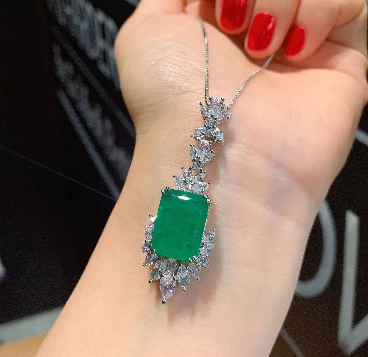 Queen’s Earrings Set